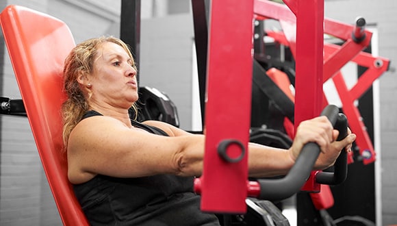 A woman at the gym doing exercise to maintain and increase muscle mass