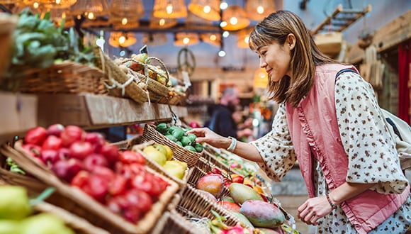 Women shopping for anti-inflammatory foods
