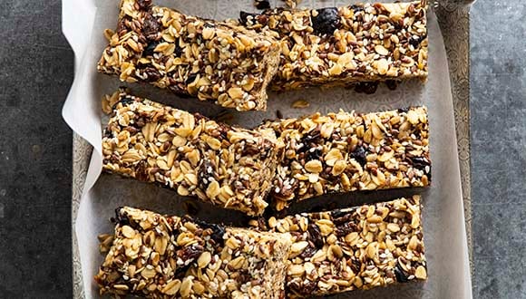 Healthy lunchbox ideas like muesli bars and apple rings