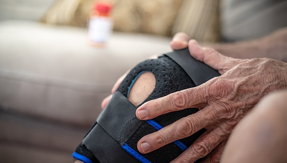 Man with an injured knee before knee surgery