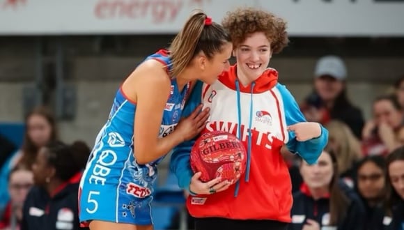 Maddy Proud on court with Bianca, a What Ability participant.